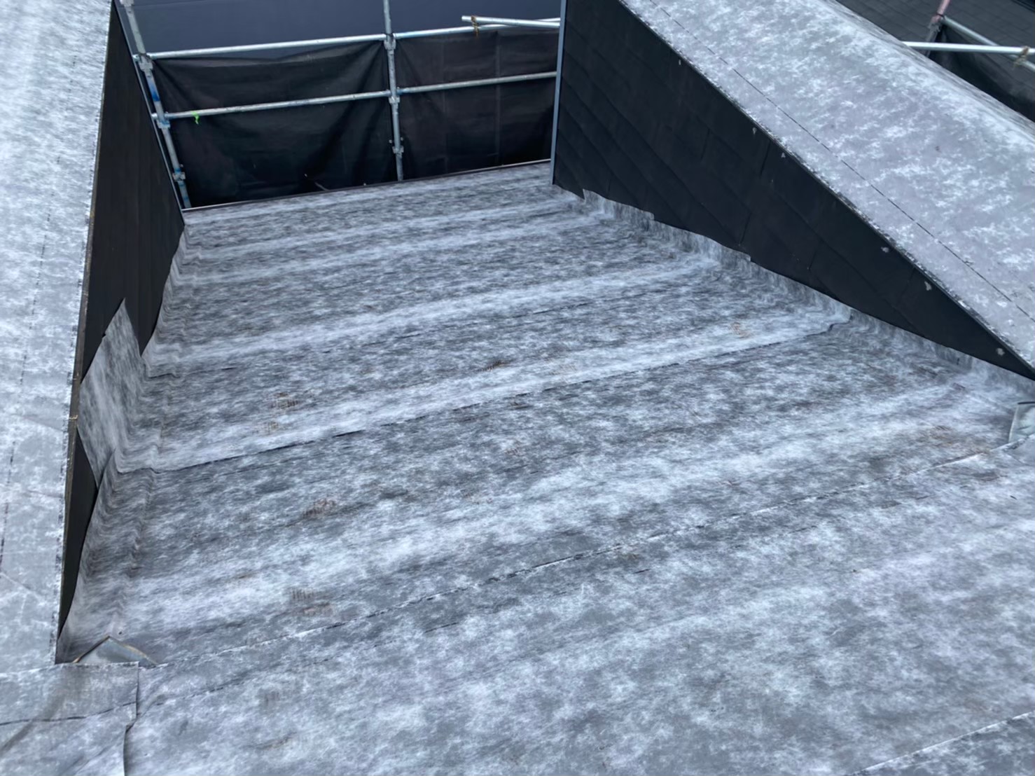 スレートの上から防水紙設置